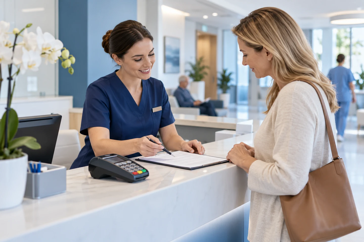 Tájékoztatás és fizetés egy modern rendelő recepcióján