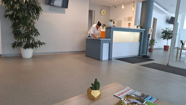 Az UC Rendelő recepciója és világos várótere